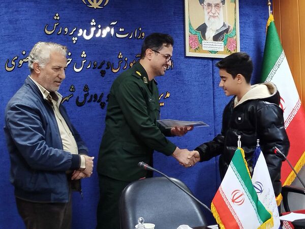 نشست فرماندهان بسیج دانش آموزی مدارس با مسئول بسیج دانش آموزی کاشمر