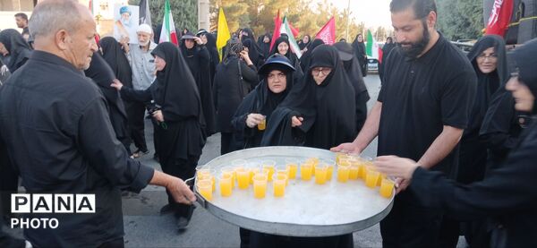 پیاده رویی جاماندگان اربعین حسینی از میدان مادر تا میدان شهرداری  ساوجبلاغ