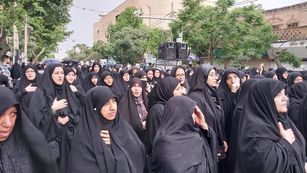 کاروان عزاداری شهیدان خدمت در خیابان‌های شهر اراک