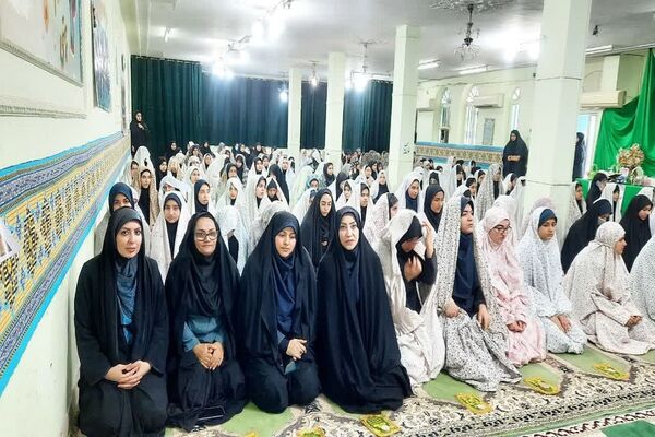اقامه نماز جماعت در دبیرستان دخترانه حضرت زهرا(س) اهواز