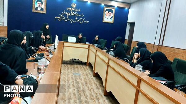 نشست هم‌اندیشی مجمع و شورای دانش‌آموزی دختران استان قم 
