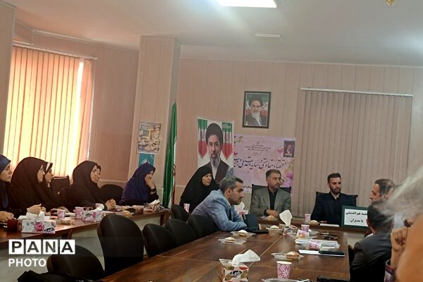 هم‌اندیشی مدیران مدارس بخش رودهن با محوریت بررسی مسائل آموزشی