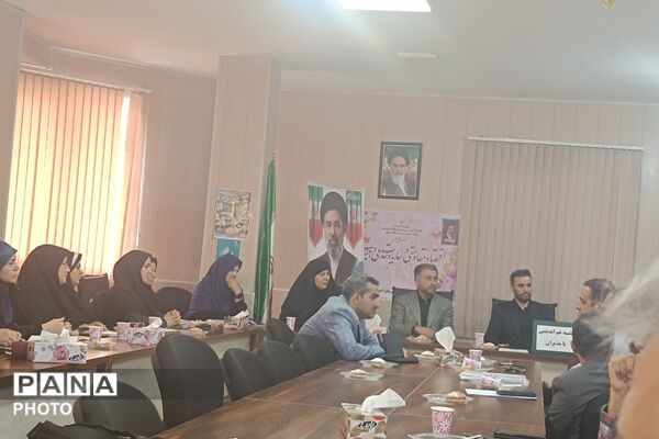 هم‌اندیشی مدیران مدارس بخش رودهن با محوریت بررسی مسائل آموزشی