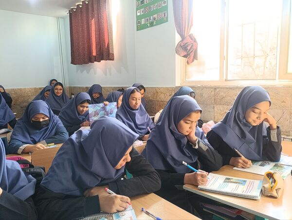 همدلی و همکاری دانش‌آموزان در اجرای طرح مدام دبیرستان دکتر جواد حداد ۲ 