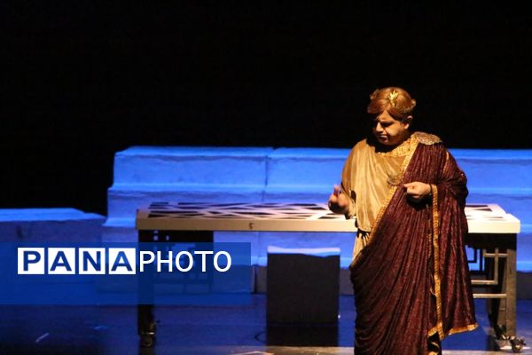 تئاتر «هیولاکش» روایتی نمایشی از شاهنامه در تالار بزرگ یزد