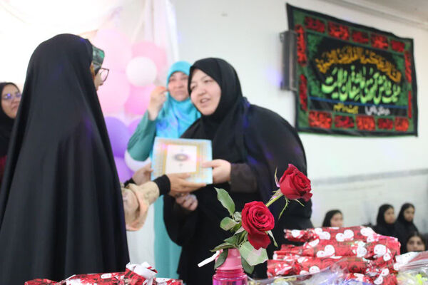 تقدیر از دانش آموزان برتر دبیرستان دخترانه سیداحمد فاتحی یک قم 