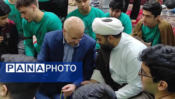 حضور رئیس مجلس شورای اسلامی در بین نوجوانان معتکف