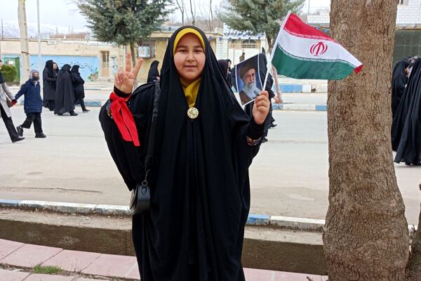 دانش‌آموزان دالاهو در راهپیمایی ۲۲ بهمن غوغا کردند