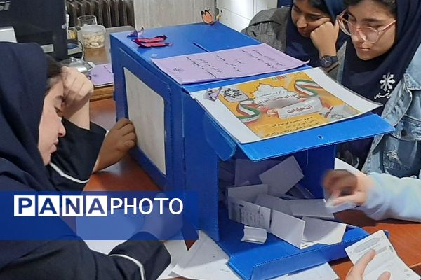 جوانه های دموکراسی در قدس؛شور وهیجان دانش آموزان قدس در انتخابات شورای دانش آموزی