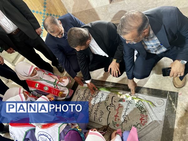 عطر افشانی مزار مطهر شهدای فرهنگی و دانش‌آموز شهرستان بوشهر  