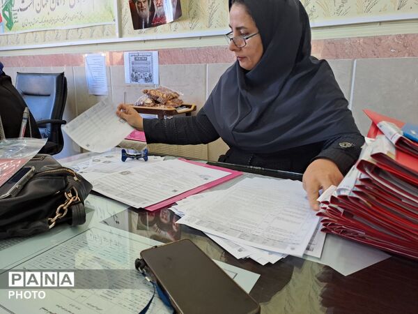 تحویل کارنامه دانش‌آموزان در مدرسه سید میرزایی
