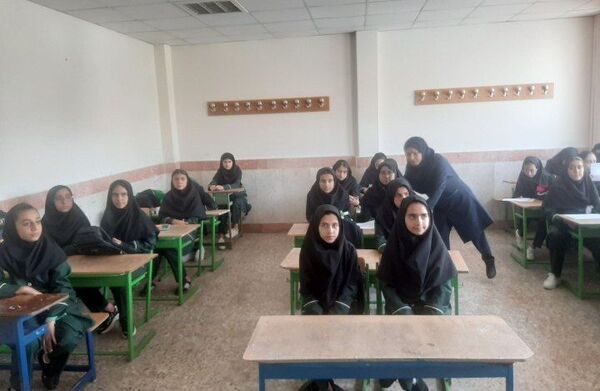جشن جوانه‌ها و مراسم آغاز پایه هفتم در دبیرستان دخترانه فاطمه الزهرا در شهرستان فیروزکوه