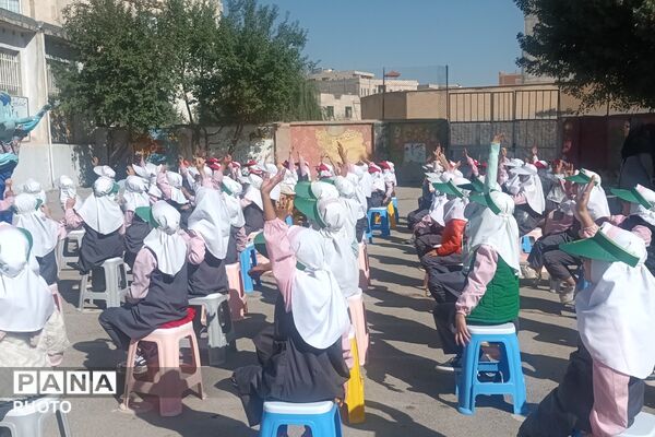 نمایش شاد کودکانه با حضور «عمو اخوان» در دبستان بنت‌الهدی فیروزکوه