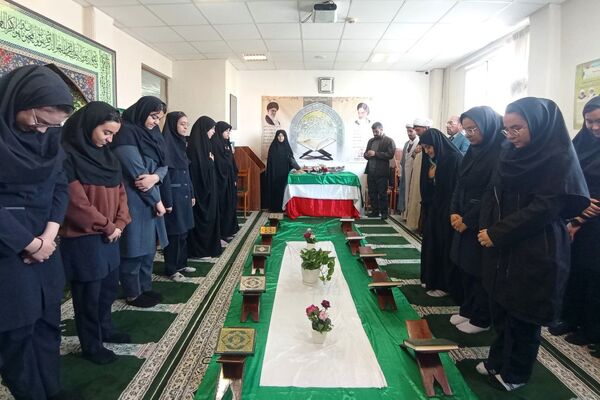 محفل انس با قرآن کریم در دبیرستان فرزانگان قوچان