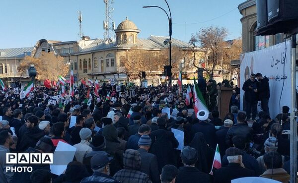  تشییع پیکر شهدا در میدان امام خمینی (ره) همدان با حضور حماسی مردم همیشه در صحنه