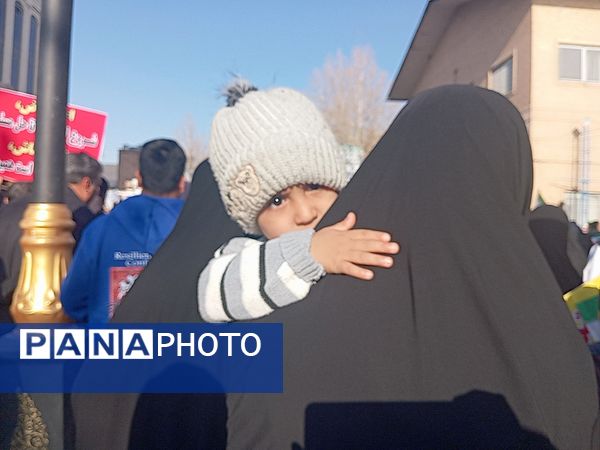 حضور پرشور کودکان در راهپیمایی میثاق با ولایت و محکوم نمودن اغتشاشات گروه های تروریستی در کاشمر