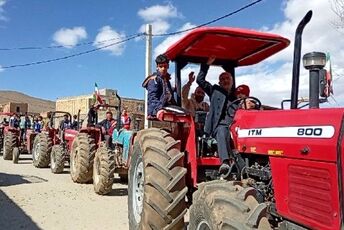 تراکتورداران و مردم روستای گرجائی، کنار هم برای همدلی و امید جمع شده‌اند