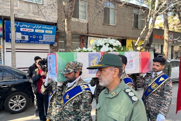 حضور موج چشم گیر مردمی در تشییع پیکر شهید بیت رهبری