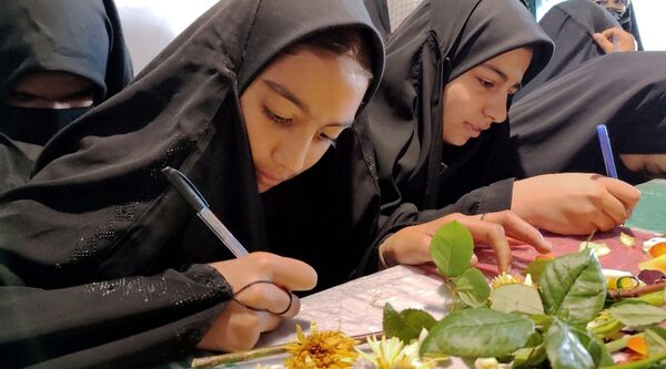 استقبال از شهید‌گمنام در دبیرستان رضوانه شاهبیکی سربیشه 