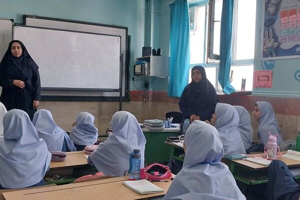 برگزاری نمایشگاه به مناسبت «هفته پدافند غیرعامل» در دبستان شهید مجید مجیدی ناحیه دو شهرری 