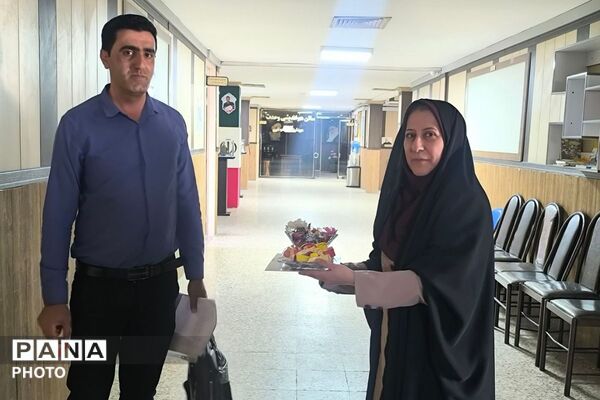 تجلیل روز مشاور و میلاد امام رضا(ع) با تقدیر از همکاران اداره آموزش و پرورش ناحیه یک شهرری