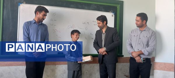 تقدیر از دانش‌آموزان برتر قرآنی در دبستان حضرت رقیه (س)