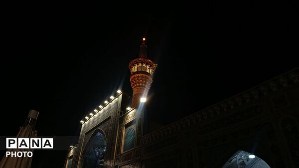 حرم مطهر رضوی در شب میلاد پیامبر رحمت (ص) غرق در نور و شادی شد
