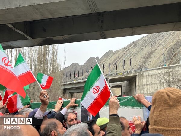 تشییع پیکر شهید دانشمند محمدرضا کیا بر دستان مردم کرج 
