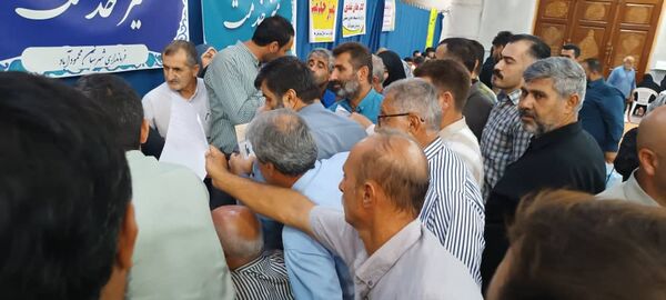 برپایی میز خدمت ادارات در مصلای نماز جمعه شهرستان محمودآباد