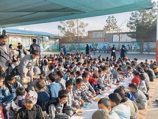 فضایی گرم و پر مهر برای دانش‌آموزان دبستان فضیلت کاشمر در آستانه میلاد دخت پیامبر (ص)
