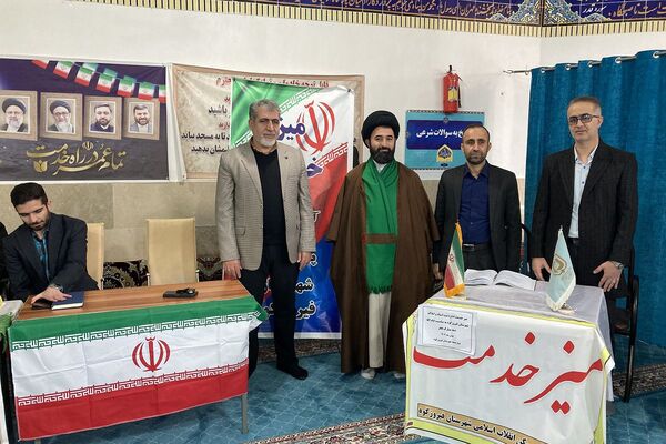 دهه فجر در آینه خدمات مردمی؛ برپایی میز خدمت و ایستگاه صلواتی