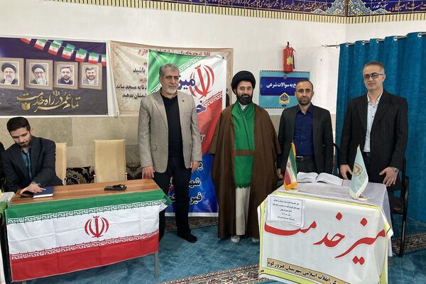 دهه فجر در آینه خدمات مردمی؛ برپایی میز خدمت و ایستگاه صلواتی