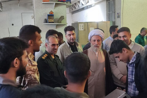 بازدید نماینده ولی فقیه استان فارس از هنرستان طالقانی در آستانه هفته بسیج