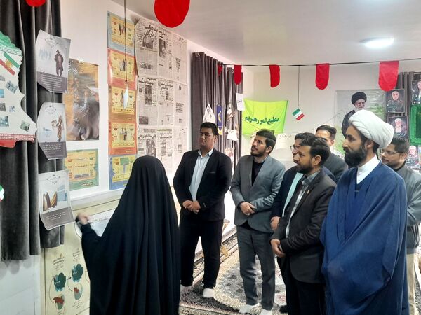 نمایشگاه باشکوه انقلاب با همت دانش‌آموزان خلاق و دغدغه‌مند برگزار شد