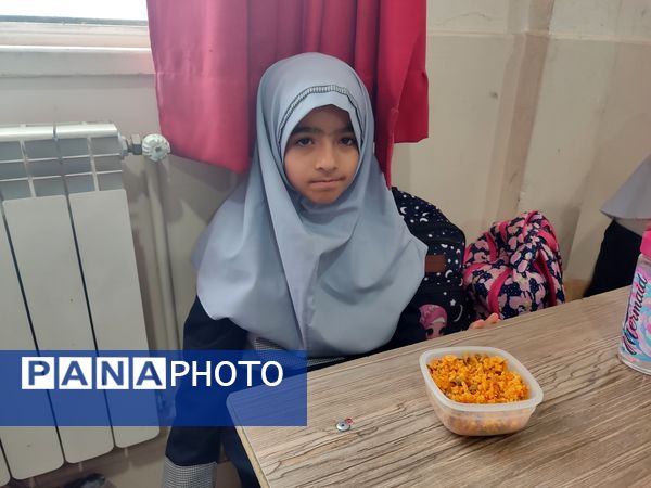  جشنواره غذای سالم در دبستان شاهد حاج تقی آقا بزرگ ناحیه یک مشهد 