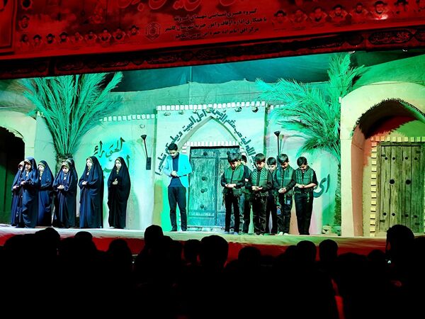 حضور دانش‌آموزان دبستان پسرانه فضیلت در نمایش آیینی یاس نبوی
