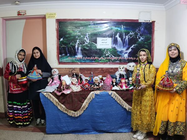 بازدید قطب کشوری مدیران از آموزشگاه شهدای معلم 2 همزمان با برپایی نمایشگاه علمی پژوهشی، انرژی های نوین، ادبیات و ریاضی