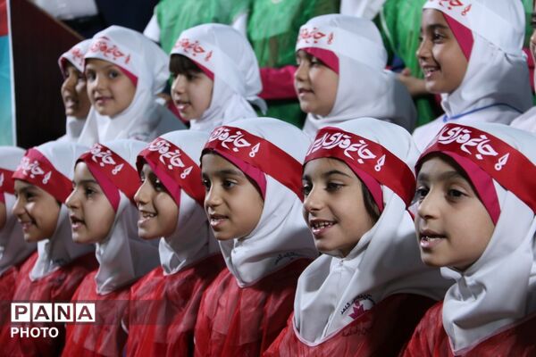 لاله‌های آسمانی در دبستان دخترانه حسین فاطمه یزد شکوفا شدند