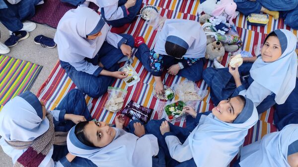 روز جهانی کودک و تخم مرغ در مدرسه شاهد خیر سجادی 