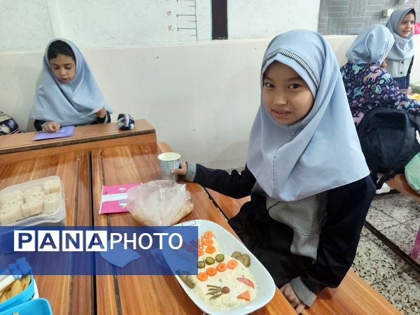  جشنواره غذای سالم در دبستان شاهد حاج تقی آقا بزرگ ناحیه یک مشهد 