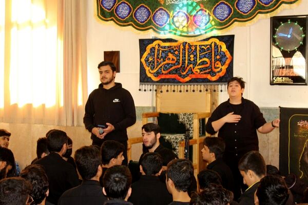 عزاداری دانش‌آموزان برای حضرت زهرا (س) در کنار مزار شهید گمنام