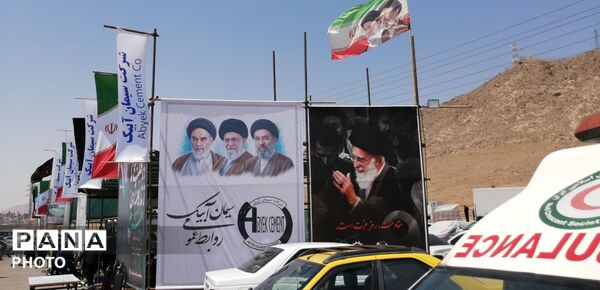 خدمت‌رسانی موکب سیمان آبیک در مسیر زائران؛ همراهی خادمان در پذیرایی و بدرقه