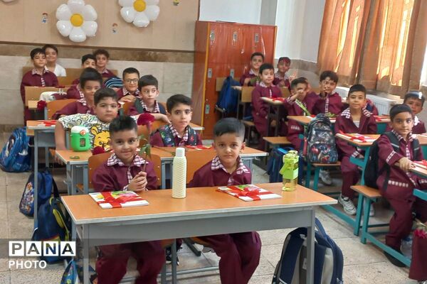  جشن شکوفه‌ها در دبستان امام رضا(ع) قیامدشت با حضور جمعی از مسئولان