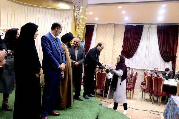 جشن فارغ‌التحصیلی دانش‌آموزان دختر بروجنی