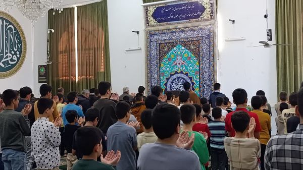  اقامه نماز جماعت و بازدید صمیمی از اعتکاف پسران در خلیل آباد