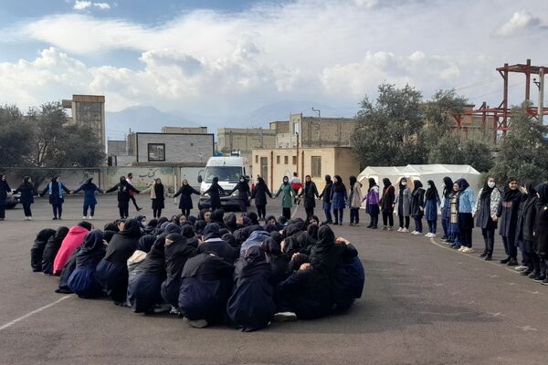 برنامه متمرکز مانور زلزله و ایمنی در دبیرستان فاطمیه شهر آببر