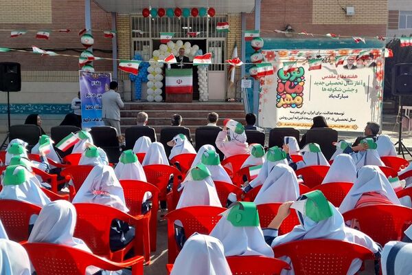 زنگ جشن شکوفه‌ها در مدرسه «آیین روشن» شهریار نواخته شد