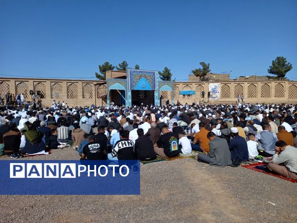 اقامه نماز عید فطر با حضور گسترده مردم اهل سنت تربت جام