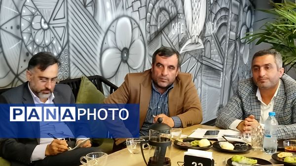 نشست فرماندار محمودآباد با اعضای شورای دانش‌آموزی 