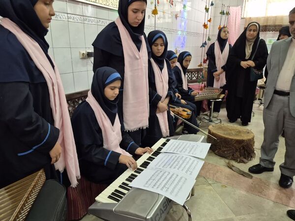 هفته ماها، فرصتی برای درخشش استعدادهای هنری دانش‌آموزان دبیرستان شهید همت